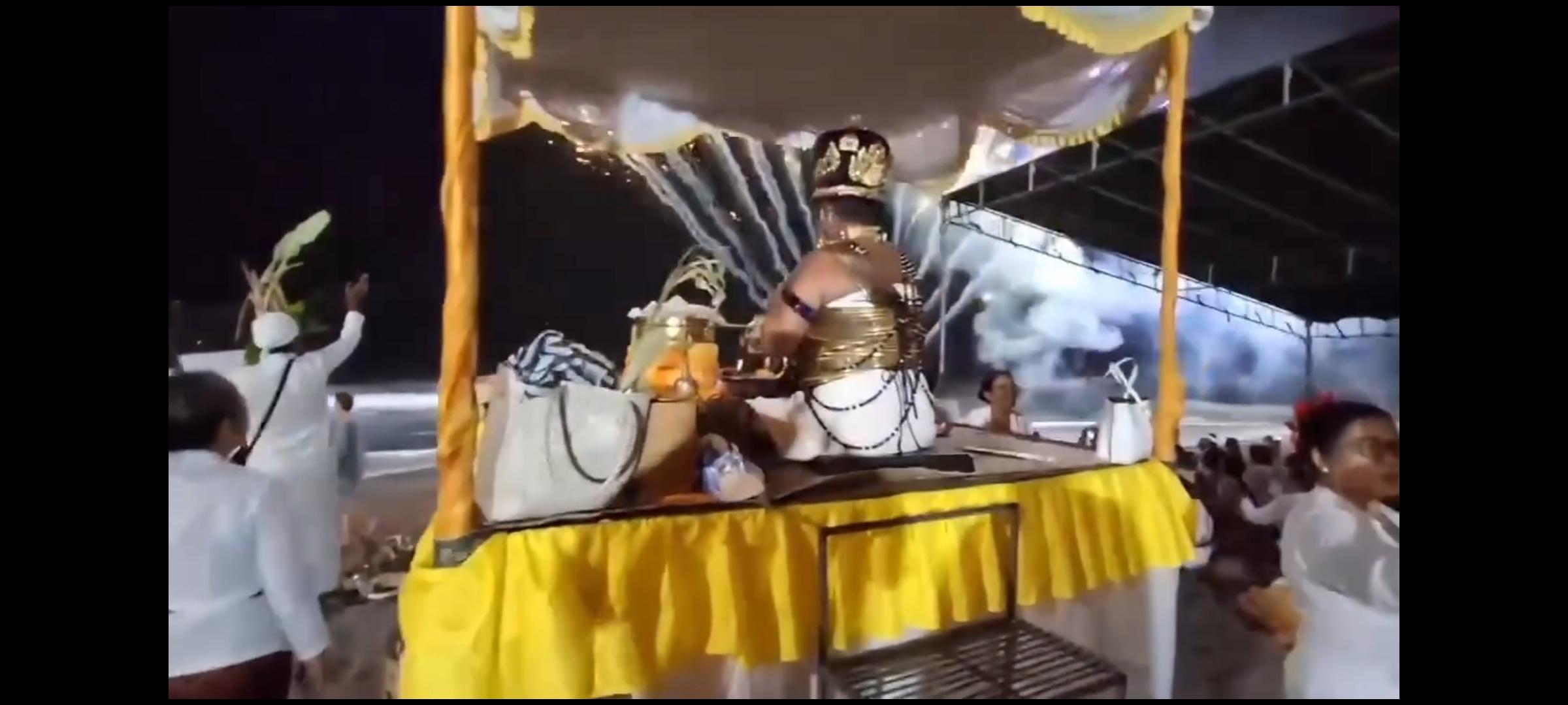Tangkapan layar kembang api meletus saat sulinggih tengau mapuja - Viral Video Kembang Api Saat Sulinggih Sedang Mapuja, Diduga di Pantai Berawa, PHDI Bali Telusuri