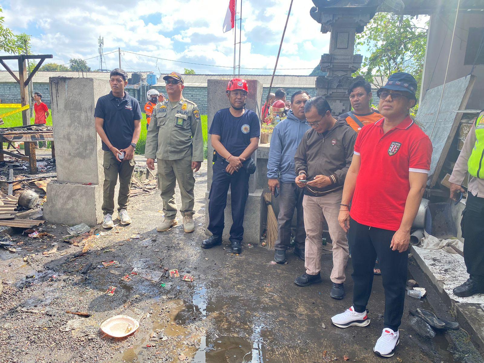 Wali Kota Denpasar, Jaya Negara saat meninjau kebakaran di Jalan Imam Bonjol Gang Sandat Nomor 14, Denpasar Barat, Denpasar, Bali, pada Minggu 18 Agustus 2024 pagi.