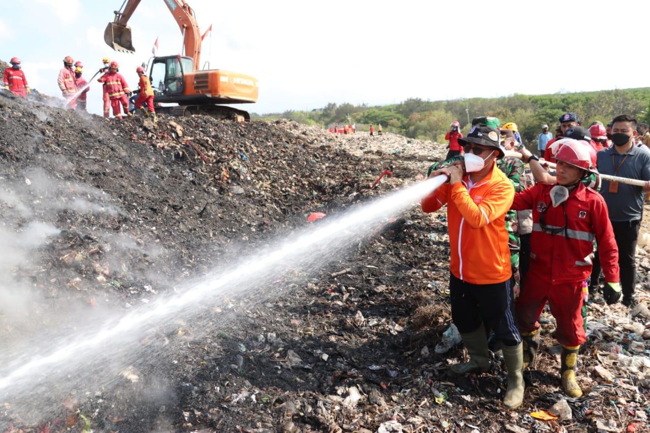 Walikota Jaya Negara saat mengawasi metode Injeksi Air di Kawasan TPA Suwung, pada Senin (16/10).