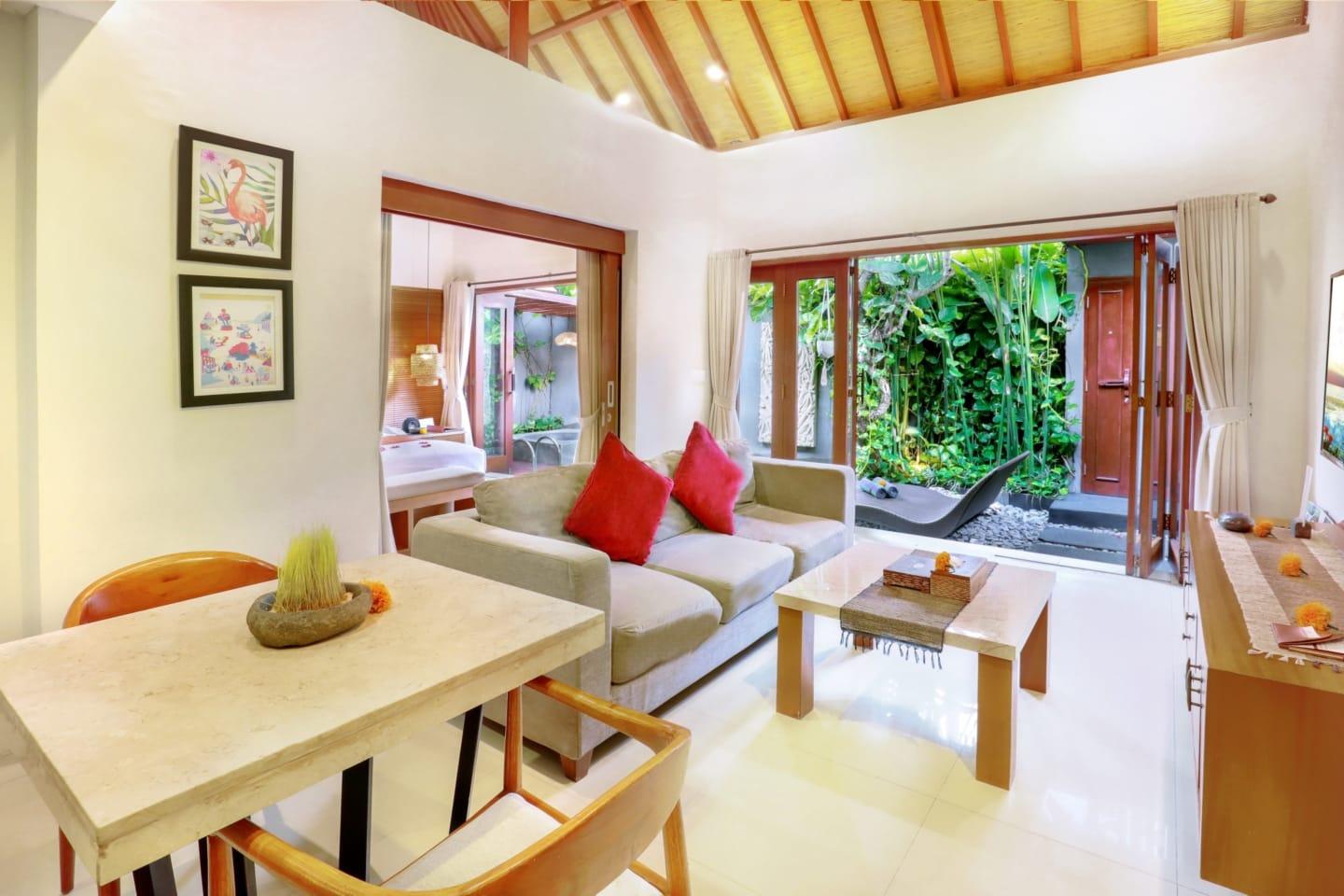 Kriyamaha Villa adalah pilihan yang tepat. Yang membuat villa ini jadi villa terbaik adalah villa pribadi ini dilengkapi dengan kolam renang pribadi yang mewah dengan air biru yang jernih - Weekend Bersantai di Kriyamaha Villa Legian Bali, Tawarkan Kolam Pribadi Mewah