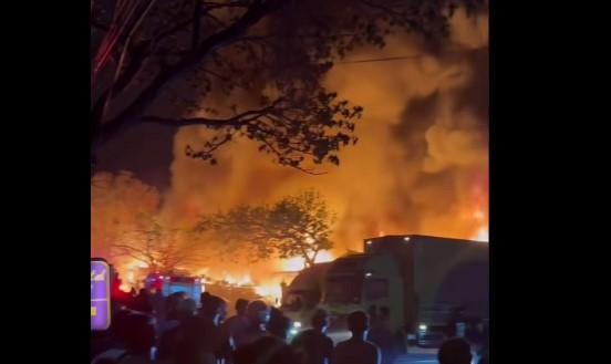 Tangkapan layar peristiwa kebakaran gudang rongsokan yang terjadi di Denpasar dini hari tadi - BREAKING NEWS: Kebakaran Gudang Rongsokan dan Hunian di Denpasar, Api Bersumber Dari Dapur