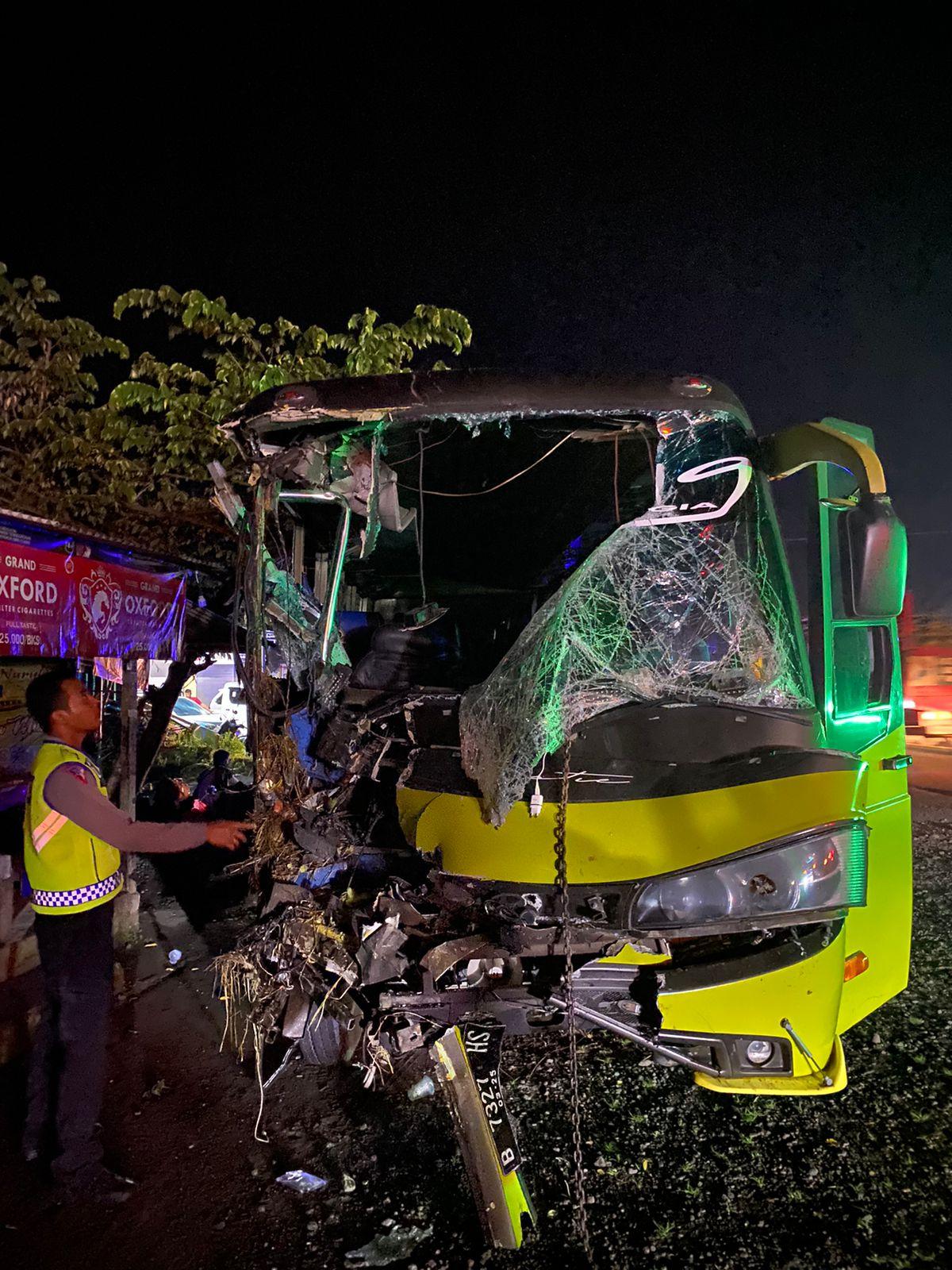 Polisi saat melakukan olah TKP di lokasi kejadian laka lantas mikrobus vs truk di jalur nasional Jalan Raya Denpasar-Gilimanuk wilayah Jembrana, Senin 3 Pebruari 2025 dini hari. Tiga orang disebutkan mengalami korban luka-luka. Kecelakaan Jalan Raya Denpasar-Gilimanuk Bali, Mikrobus vs Truk, Tiga Orang Menderita Luka-luka