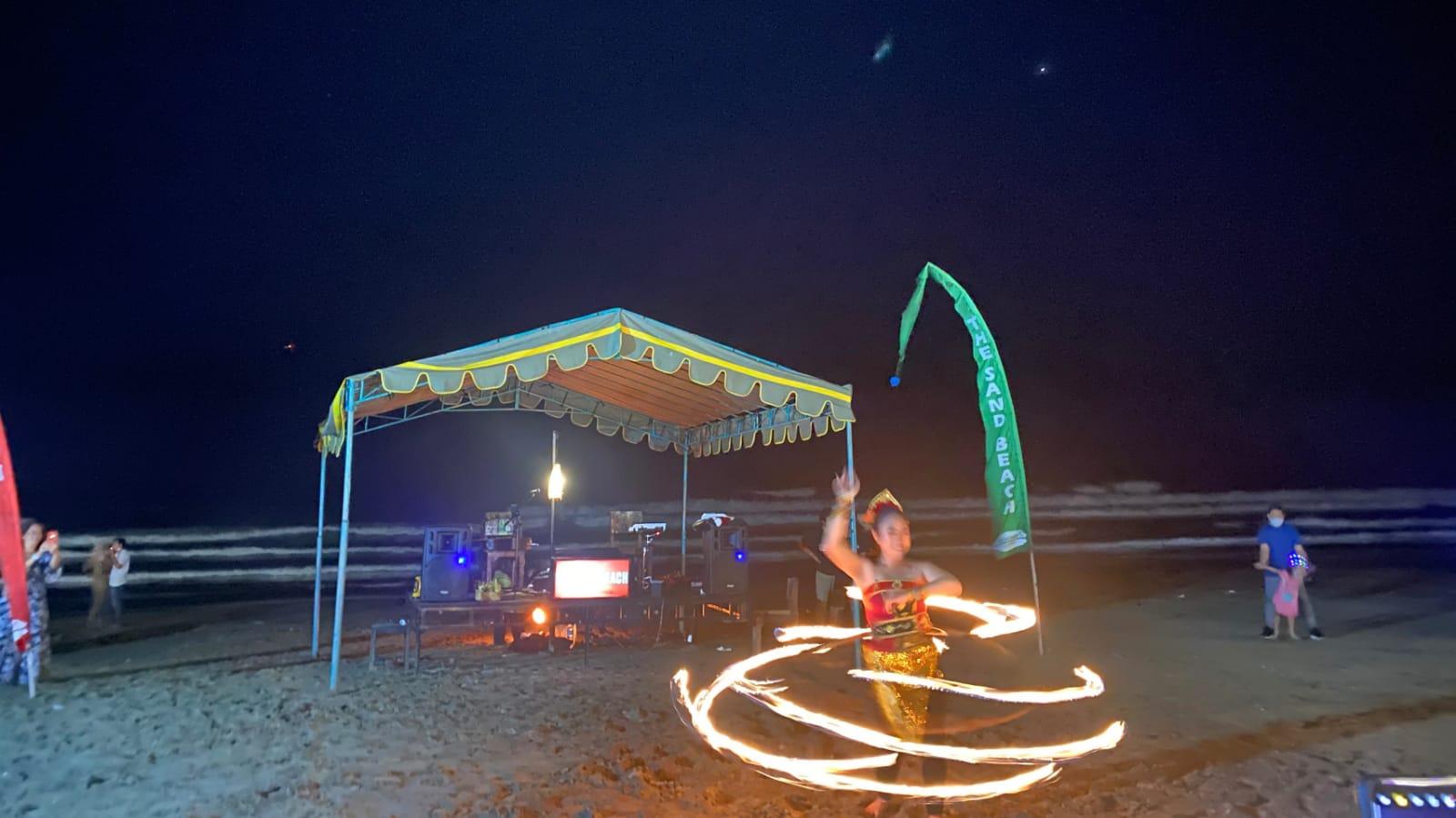 Pantai Double Six Seminyak selalu menyediakan pertunjukan fire dance untuk pengunjung di malam pergantian tahun - Tak Sabar Tahun Baru, Berikut Daftar Pantai di Seminyak Bali yang Ada Pertunjukan Fire Dance