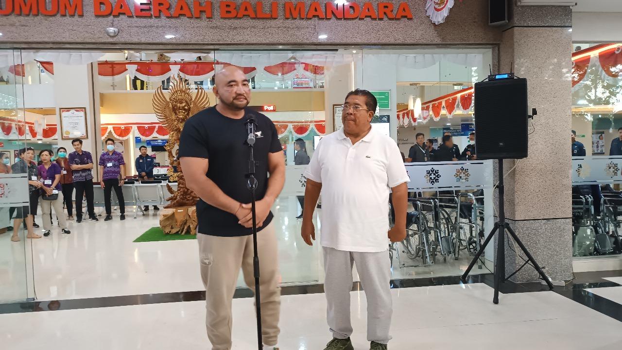 Koster-Giri dan Mulia-PAS saat melakukan konferensi pers sebelum mengikuti tes kesehatan - Koster-Giri dan Mulia-PAS Ikuti Pemeriksaan Kesehatan di RSBM, Semua Puasa 8 Jam