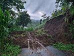 Bencana-tanah-longsor-menutupi-akses-jalan-utama-warga-di-Banjar-Jatituhu.jpg