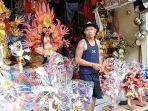 Penjual-ogoh-ogoh-mini-bernama-Dewa-Kusuma-Omzet-penjualan-ogoh-ogoh-mini-tahun-ini-lesu.jpg