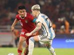 bek-sayap-timnas-indonesia-asnawi-mangkualam-berduel-dengan-pemain-argentina-alejandro-garnacho.jpg