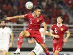 bek-timnas-indonesia-rizky-ridho-menghalau-bola-dengan-tandukan-kepala-di-laga-lawan-palestina.jpg