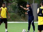 pelatih-timnas-malaysia-kim-pan-gon-memberikan-instruksi-di-pemusatan-latihan.jpg