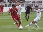 pesepak-bola-indonesia-dendy-sulistyawan-berebut-bola-dengan-pesepak-bola-vietnam-di-piala-aff-2022.jpg