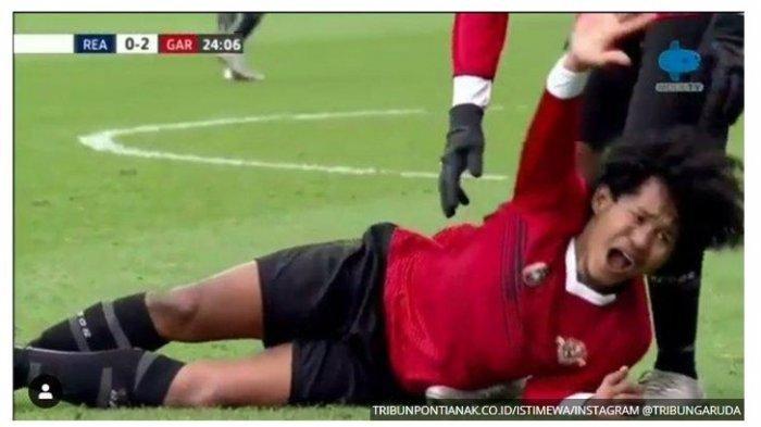 Bagus Kahfi tampak kesakitan usai bentrok dengan pemain Reading 18. Ia alami cedera serius hingga harus dilarikan ke RS. Hasil akhir laga 2-2 padahal Bagus Kahfi cetak dua gol sebelum cedera.
