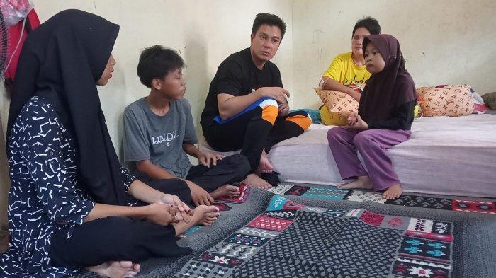 Artis Baim Wong mengunjungi kediaman Nurlaela di Desa Air Lintang, Kecamatan Tempilang, Kabupaten Bangka Barat, pada Senin (5/2/2024) siang.