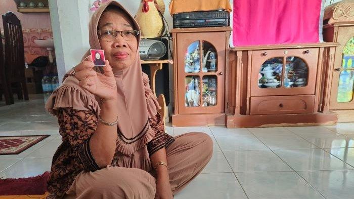 Asniliati menunjukan foto putrinya Sheila Maulidya yang hilang kontak semenjak pertengahan Agustus pada Kamis (7/9/2023). 
 