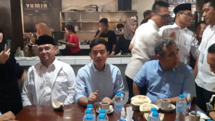 Gibran Rakabuming Raka saat berada di warkop Yumin Kota Pangkalpinang, menikmati secangkir kopi susu dan buah durian, Minggu (12/11/2023)