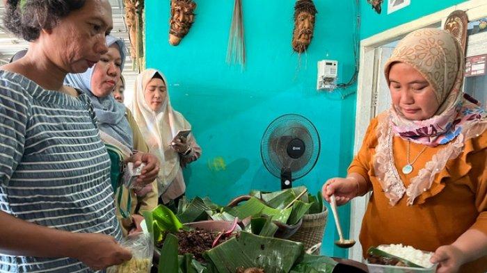 Suasana pada warga saat antre di Bakoel Gudeng Jogja Mbak Enno tepat di Perumahan Arta Pangkalpinang, Selasa (16/1/2024).
