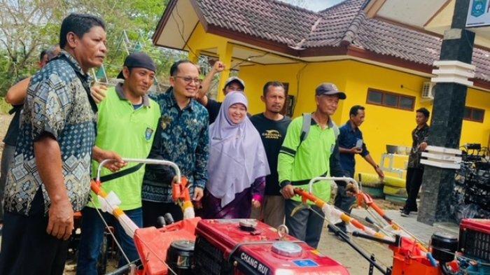  Bupati Bangka Tengah, Algafry Rahman menyerahkan bantuan sarana pendukung pertanian dari pemerintah kabupaten Bangka Tengah di halaman Dinas Pertanian dan Ketahanan Pangan (DPKP), Kamis (19/10/2023).