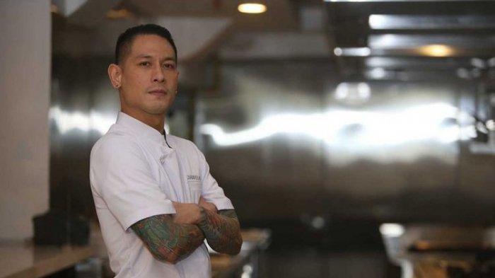 Junior Rorimpandey atau lebih dikenal dengan Chef Juna berpose di Restoran Correlate, Kuningan, Jakarta, Rabu (21/6/2017). Selama 13 tahun menjadi chef di Amerika, Juna mempelajari berbagai masakan khas sejumlah negara, kini penikmat kuliner dapat menikmati langsung hidangan kreasinya di restoran terbaru miliknya, Correlate.(KOMPAS.com/ANDREAS LUKAS ALTOBEL)