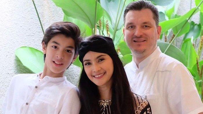 Maudy Koesnaedi bersama Eddy Meijer dan Erik Meijer.