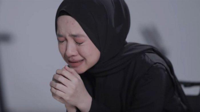 Ilustrasi minta maaf - Nissa Sabyan berakting seperti menangis dalam video klip Lagu Sapu Jagat