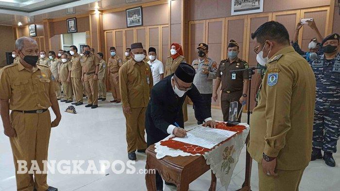 Pelantikan Eddy Supriadi sebagai Sekda Basel oleh Bupati Bangka Selatan Riza Herdavid di Gedung Sekretariat Pemkab Basel, Selasa (15/3/2022)