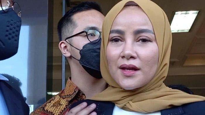 Mata Olla Ramlan tampak sembab setelah menjalani sidang perdana gugatan cerainya terhadap Aufar Hutapea, Senin (4/4/2022). Sidang perdana gugatan cerai Olla Ramlan terhadap Aufar Hutapea digelar di Pengadilan Agama Jakarta Selatan.