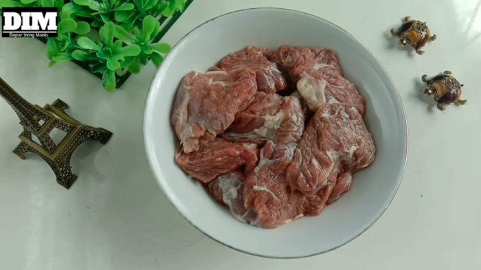 Tips merebus daging sapi agar cepat empuk dan hemat gas.