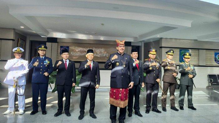 Pj Gubernur Bangka Belitung, Ridwan Djamaluddin, berfoto bersama Forkompimda usai upacara pengibaran bendera pada peringatan HUT ke-77 Kemerdekaan Republik Indonesia di Kantor Gubernur Bangka Belitung, Rabu (17/8/2022).