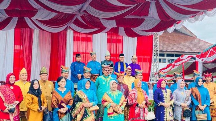 Pj Gubernur Bangka Belitung Ridwan Djamaluddin beserta pejabat daerah kenakan baju adat saat upacara peringatan Hari Ulang Tahun (HUT) Ke-22 Provinsi Bangka Belitung di Halaman Kantor Gubernur, Senin (21/11/2022).