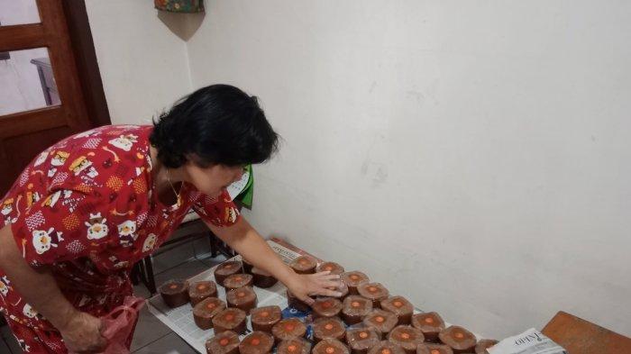 Minwan (54) generasi kedua pembuataan khas Kue Keranjang.