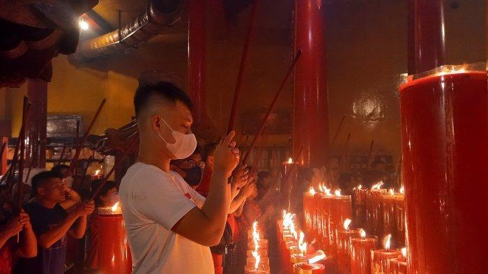 Sembahyang awal tahun Perayaan Imlek di kelenteng Kwan Tie Miau Pangkalpinang, Sabtu (21/1/2023) malam. 