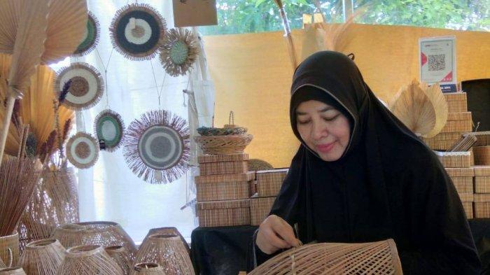 Eva Deswanti pemilik Deshanda Craft pengrajin lidi nipah di Bangka Belitung