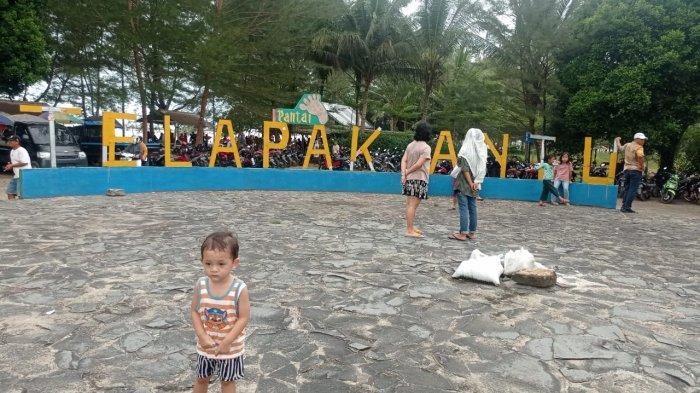 Suasana Pantai Telapak Antu yang ramai dikunjungi warga saat akhir pekan, Minggu (26/2/2023).