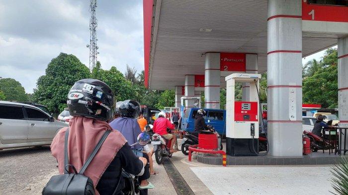 Masyarakat saat antre BBM Subsidi di SPBU Pangkalpinang, Selasa (4/3/2023)