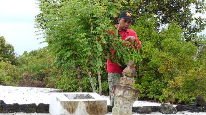 Tim Video Bangkapos / Romli warga desa Bangka Kota menunjukkan makam yang diyakini milik Syekh Syarif Abdul Rasheed atau Akek Antak, di Bangka Kota, Kecamatan Simpang Rimba, Kab. Bangka Selatan