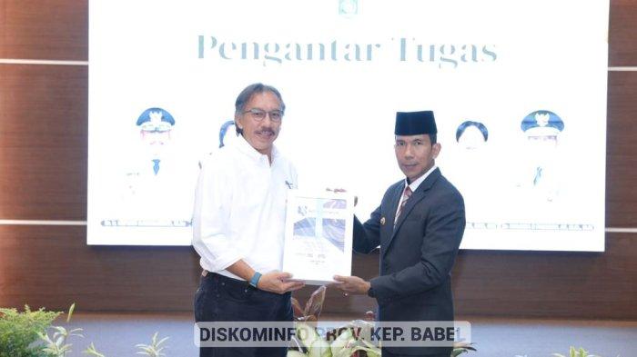 Pj Gubernur Babel periode 2022-2023, Ridwan Djamaluddin saat melakukan serah terima memori jabatan kepada Pj Gubernur Babel periode 2023-2024, Suganda Pandapotan Pasaribu, di Ruang Pasir Padi, Kantor Gubernur, Selasa (4/4/2023).