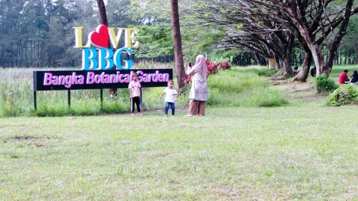 Pengunjung yang sedang mengambil foto di salah satu sudut Bangka Botanical Garden (BBG) Pangkalpinang, Kamis (18/5/2023).
