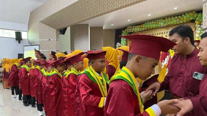 Semua Terasa Lezat, Siswa SD Muhammadiyah Pangkalpinang Bahagia Dengan Makanan Bergizi Gratis