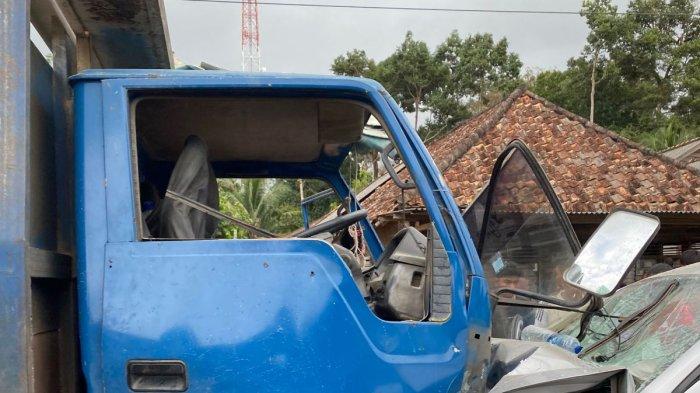 Tangkapan layar kecelakaan adu kambing yang melibatkan satu unit truk dan minibus warna silver di Jalan Raya Toboali, Desa Jeriji, Kecamatan Toboali, Kabupaten Bangka Selatan, Jumat (7/7/2023).