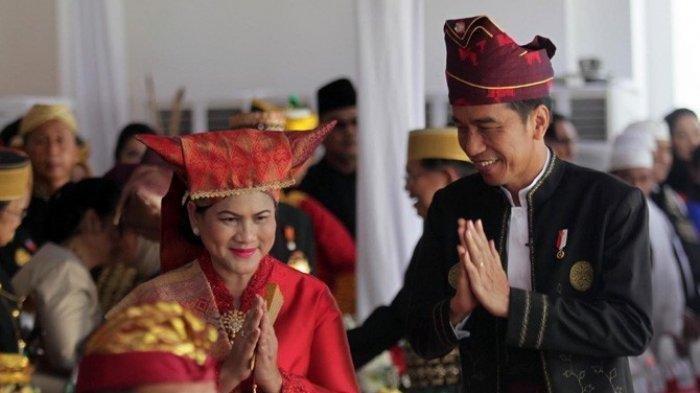 Jokowi mengenakan baju adat Tanah Bumbu, Batulicin, Kalimantan Selatan