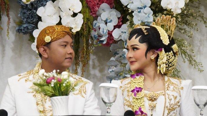Penyanyi Denny Caknan melangsungkan pernikahan dengan Bella Bonita di The Sun Hotel, Madiun, Jawa Timur pada Jumat (7/7/2023).