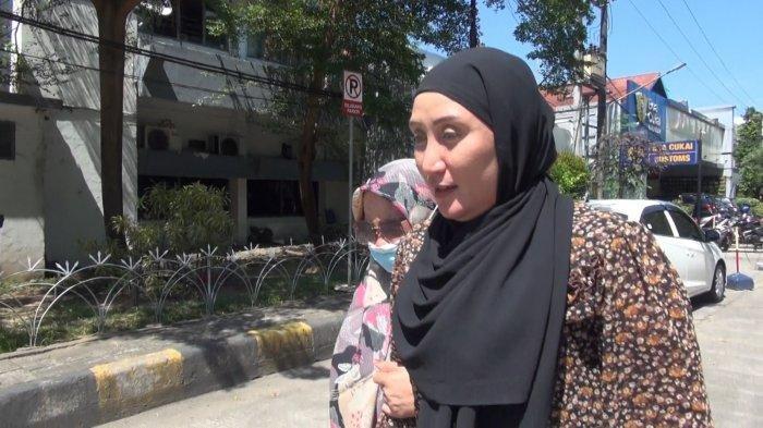 Suanarti Daeng Kanang( 49) pakai kacamatan didampingi seorang perempuan ketika keluar dari kantor Bea Cukai Makassar