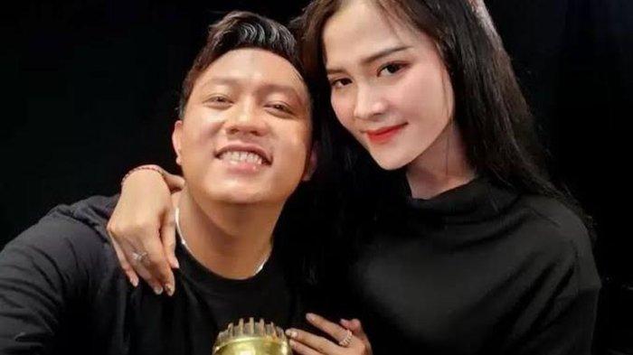 Denny Caknan dan Bella Bonita. Denny Caknan memiliki beberapa sumber penghasilan, satu di antaranya dari Youtube, mendapat profit monetisasi iklan lagunya mencapai lebih dari Rp 1 miliar.