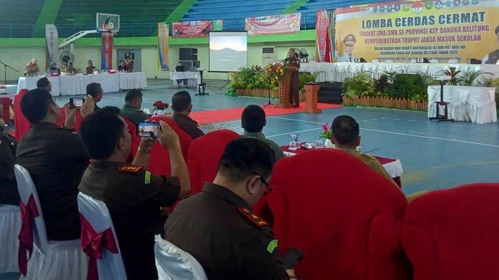 Kepala Kejaksaan Tinggi (Kajati) Bangka Belitung, Asep Maryono, menyampaikan sambutan di lomba cerdas cermat, pada tingkat SMA/SMK, diikuti siswa berasal dari kabupaten/kota, pada Selasa (18/7/2023), di GOR Sahabuddin dekat komplek kantor Gubernur Babel.