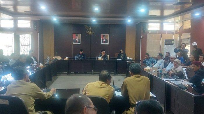 Rapat musyawarah antara Pj Gubernur Babel, Suganda dengan Aliansi Masyarakat Terzalimi (Almaster) dipimpin oleh Plt Wakil Ketua DPRD Babel Heryawandi dan Helliyana, Senin (31/7/2023)