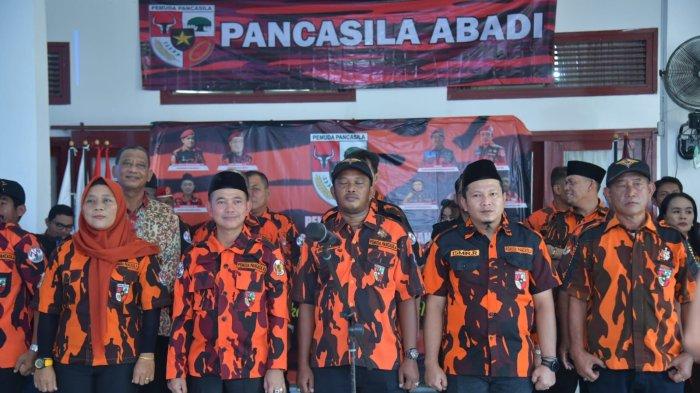 Bupati Bangka H Mulkan selaku Ketua Majelis Pertimbangan Organisasi (MPO) Pemuda Pancasila Kabupaten Bangka melaksanakan pengukuhan pengurus Majelis Pimpinan Click (MPC) dan Majelis Pertimbangan Organisasi (MPO) Pemuda Pancasila Kabupaten Bangka Periode 2023-2027 di rumah dinas Bupati Bangka, Sabtu (05/08/2023).
