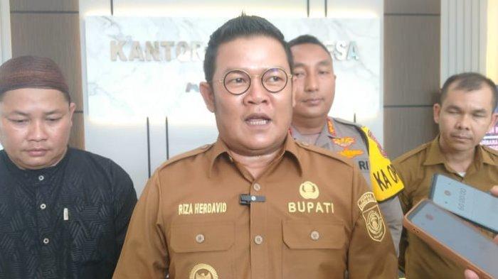 Bupati Bangka Selatan, Riza Herdavid.