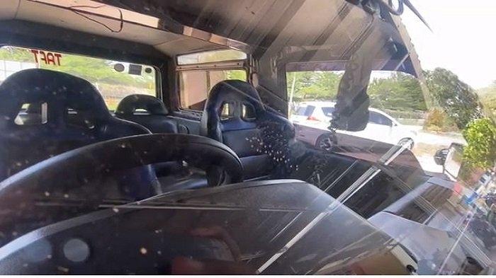 Bunga Umbara atau disebut bunga surga yang tumbuh di kaca mobil Off Road Milik Ketua KONI Bangka Tengah, Yasir