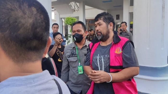 Tersangka Bom Bom saat di gelandang ke Kejari Bangka Barat usai jumpa pers di Kejati Bangka Belitung, Rabu (8/9/2023).