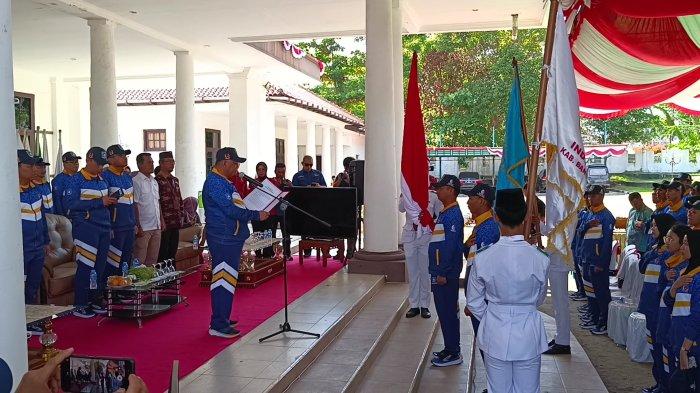 Para Atlet dan Ofisial Kontingen Bangka Barat, saat dikukuhkan oleh Bupati Bangka Barat Sukirman di Rumah Dinasnya, di Jalan Jenderal Sudirman, Mentok, Kamis (10/8/2023)