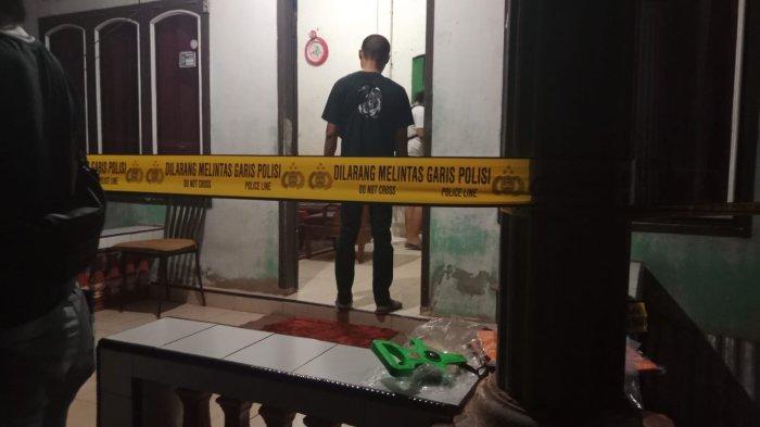 Aparat kepolisian dari Polres Bangka Selatan saat melakukan evakuasi terhadap Sarkawi yang tewas usai ditusuk anaknya di bagian dada, Minggu (13/8/2023) malam kemarin. Sarkawi meninggal dunia usai mengalami luka tusuk di bagian dada.